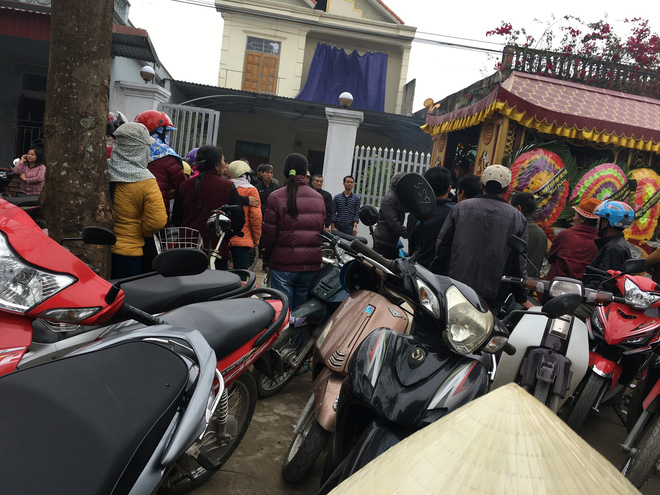 Vụ chồng sát hại vợ và 2 con gái: Nhiều người xót xa tiễn đưa 3 nạn nhân Vụ chồng sát hại vợ và 2 con gái: Nhiều người xót xa tiễn đưa 3 nạn nhân